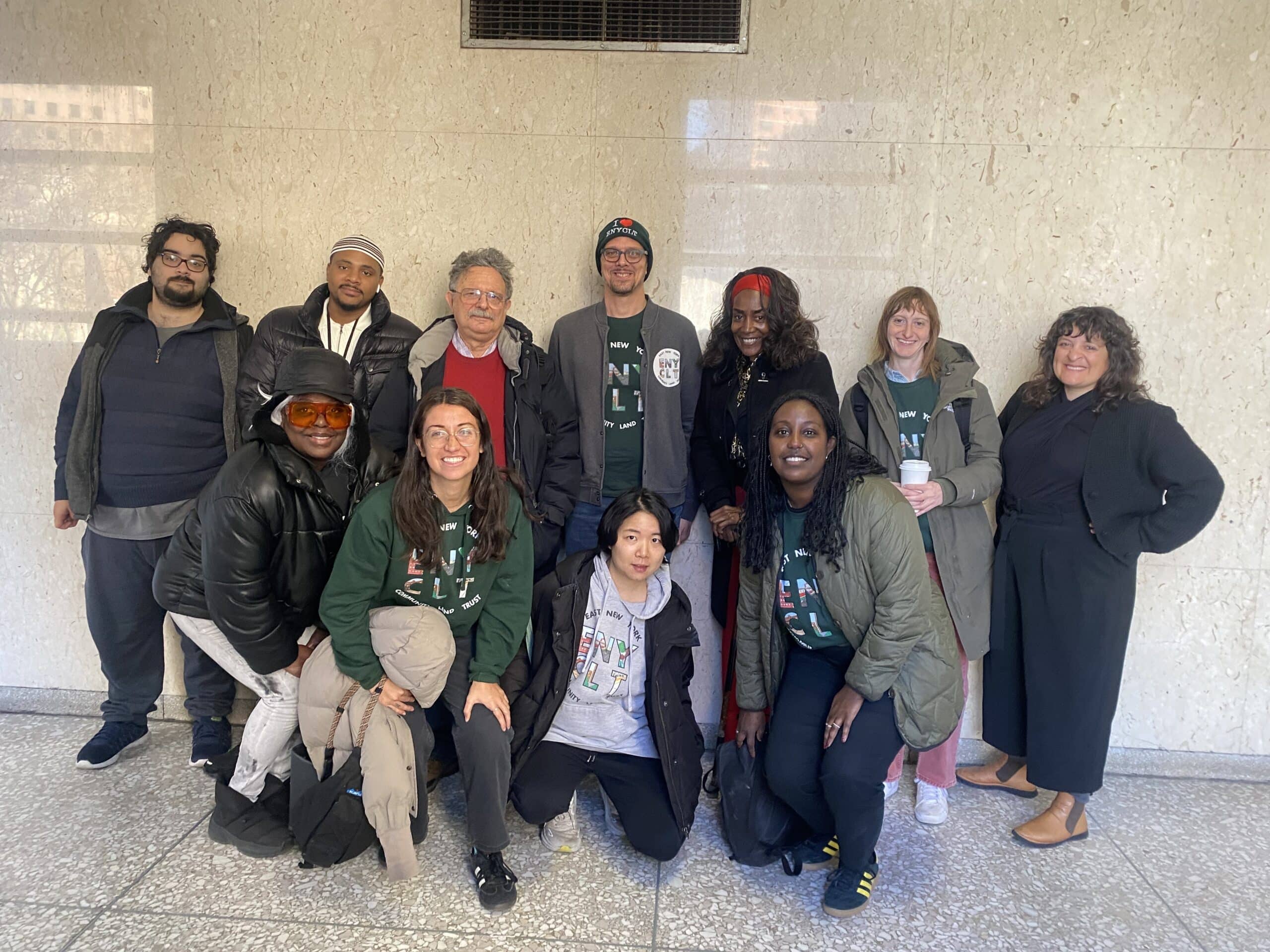 crowd supports Tami Green in court