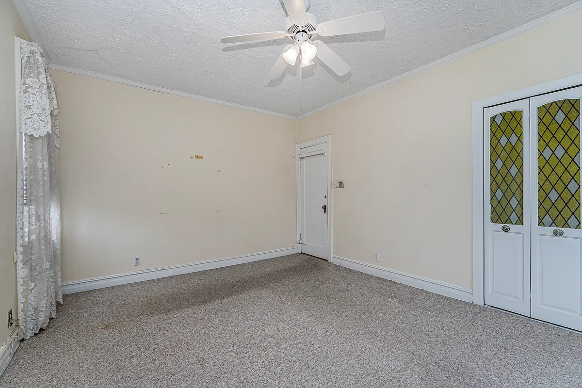 bedroom with wall-to-wall carpeting, ceiling fan