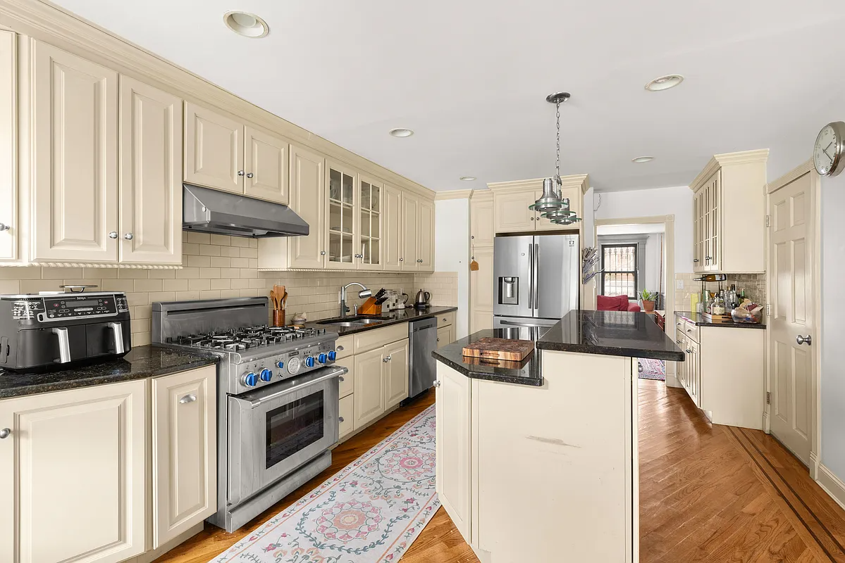 kitchen with island, cream cabinets